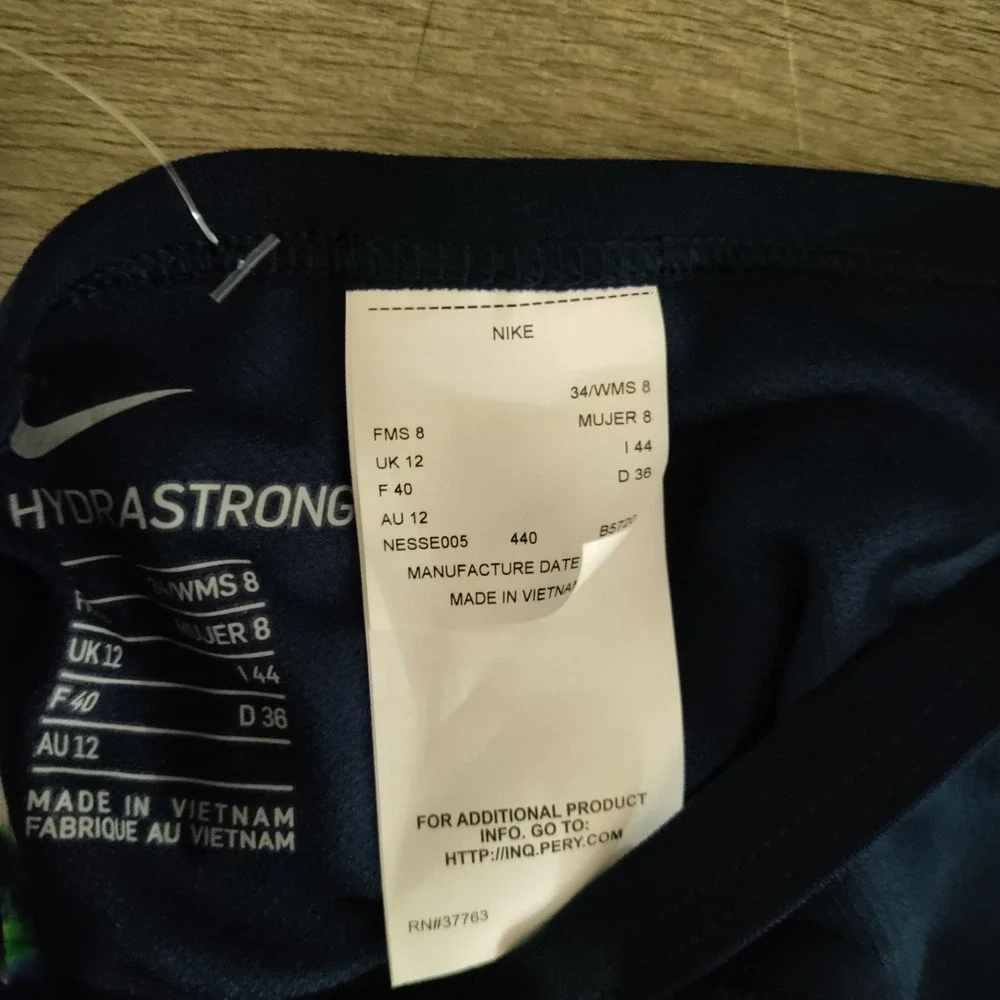 Nike one piece swimsuit Woman's Size 8 New Blue‎